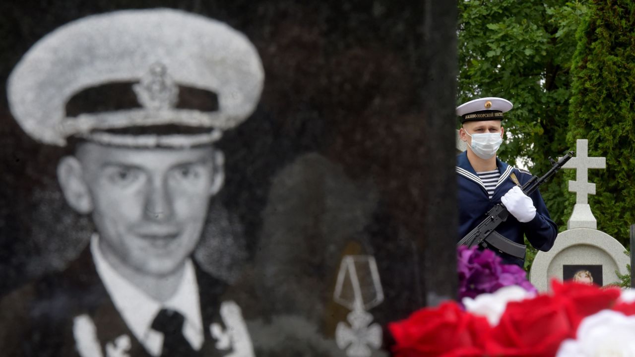 Un cadete naval se encuentra en posición de firmes durante una ceremonia en memoria de los que murieron en el desastre del submarino Kursk en el cementerio Serafimovskoe de San Petersburgo en el vigésimo aniversario de la tragedia. | Foto:OLGA MALTSEVA / AFP