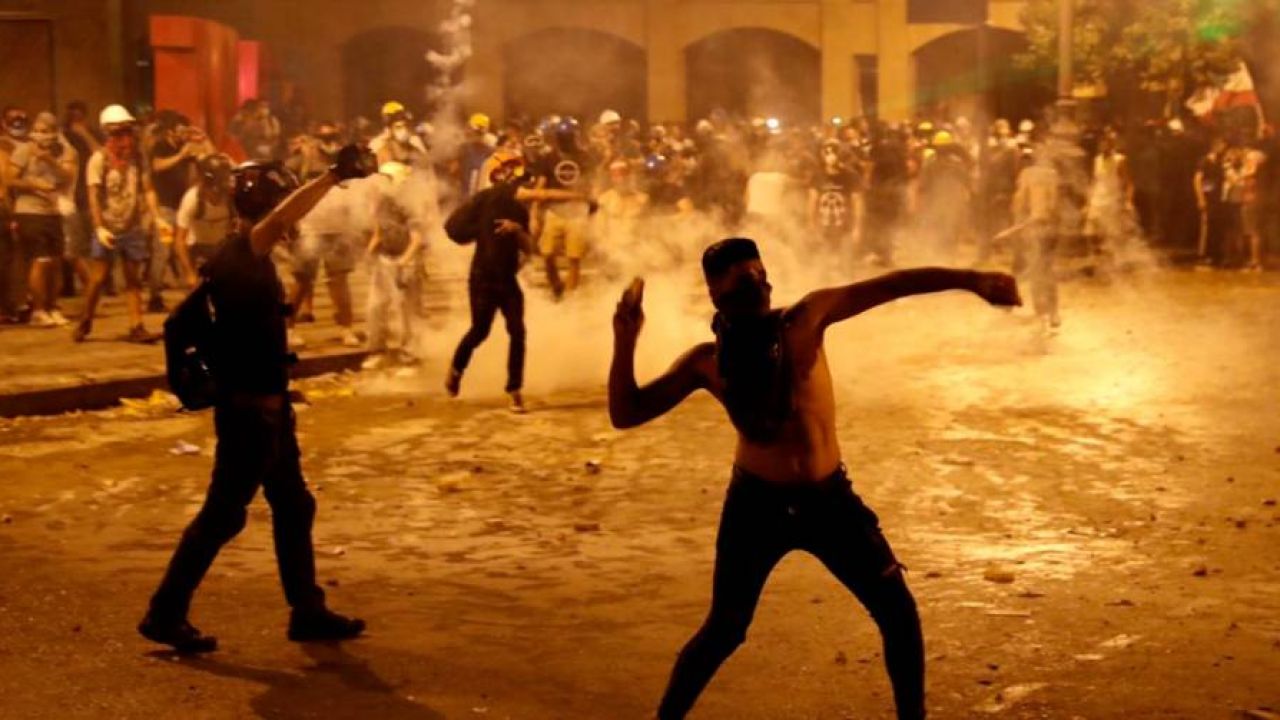 Las revueltas en las calles de Beirut tras la renuncia del gobierno.  | Foto:DPA