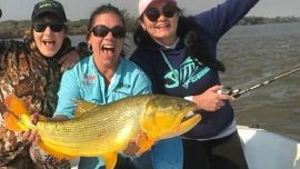 Fany Salas, Carito y Lupi Paniagua salieron a pescar dorados en Esquina, Corrientes, bajo el mando de Rubén "Pelo Largo" Casares.