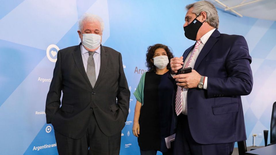 El presidente Alberto Fernández, junto al ministro Ginés González García y la viceministra Carla Vizzotti.