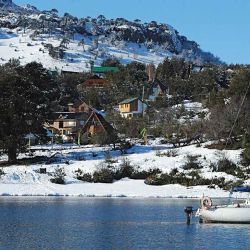 El lago Aluminé se navega con una excursión.