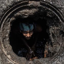 Bangladesh, Dhaka: un limpiador de aguas residuales de 16 años se ve dentro de una alcantarilla. | Foto:Nayem Shaan / ZUMA Wire / DPA