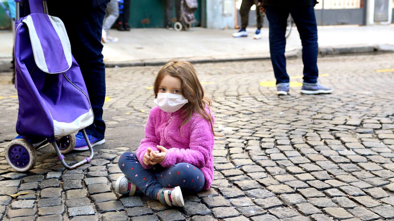 Niña con tapabocas.