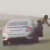 Cayó del auto en plena autopista