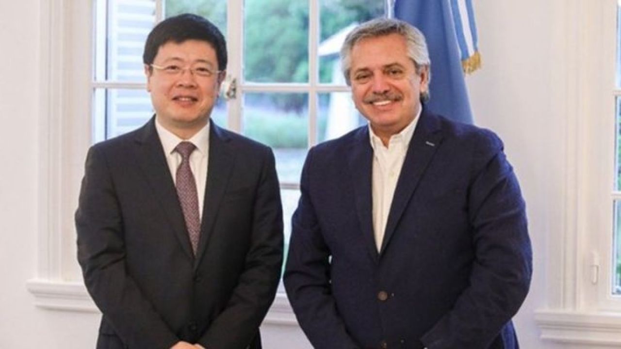 El embajador Zou Xiaoli con Alberto Fernández. | Foto:Cedoc
