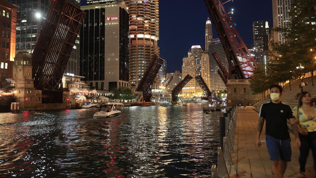 Se levantan puentes sobre el río Chicago para controlar el acceso al centro de la ciudad después de que estallaran saqueos generalizados el lunes temprano en la ciudad en Chicago, Illinois. | Foto:Scott Olson / Getty Images / AFP