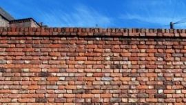 La pared de ladrillos serviría como súper capacitador.