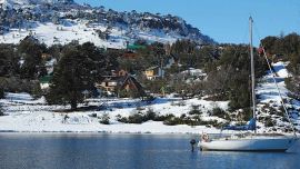 El lago Aluminé se navega con una excursión.