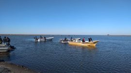 Bomberos y buzos continúan la búsqueda del pescador desaparecido hace tres días.