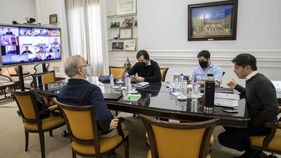 El gobernador Axel Kicillof, junto a Carlos Bianco, Daniel Gollan y Nicolás Kreplak, en la videoconferencia con intendentes.