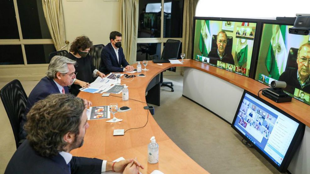 El Presidente, junto a De Pedro, Vizzotti y Cafiero, en la videoconferencia con gobernadores.