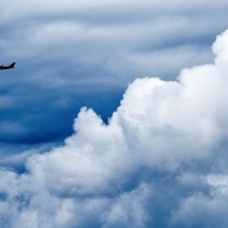 Un avión de pasajeros sobrevuela las nubes sobre Moscú. | Foto:Kirill Kudryavtsev / AFP