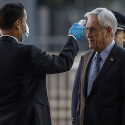 Piñera se somete a revisión al ingresar al palacio de gobierno.  | Foto:CEDOC