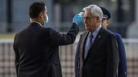 Piñera se somete a revisión al ingresar al palacio de gobierno.