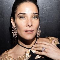 Mirá el look "destellos dorados" de Juana Viale para "La Noche de Mirtha"