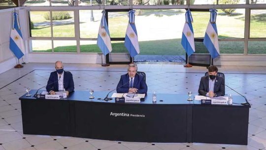 Anuncios. El jefe de Gobierno porteño, el Presidente y el gobernador bonaerense, ayer en Olivos.