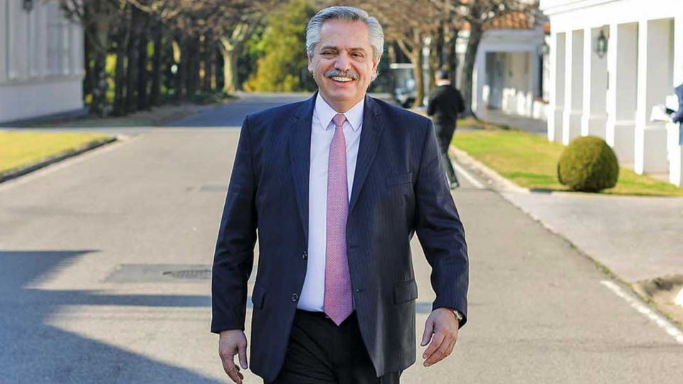Al frente. El Presidente volvió a anunciar una nueva extensión de la cuarentena. Se mostró optimista por la producción de la vacuna.