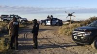 Policías cerca de la zona donde fue hallado un cuerpo que podría ser el de Facundo Astudillo Castro.