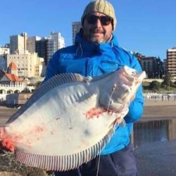 Lenguado de 10,700 kg capturado en Mar del Plata durante el fin de semana largo del 17 de agosto de 2020.