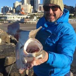 Lenguado de 10,700 kg capturado en Mar del Plata durante el fin de semana largo del 17 de agosto de 2020.