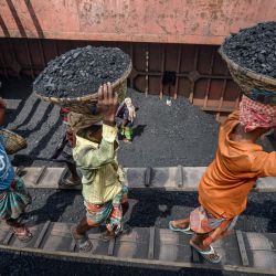 Los trabajadores descargan carbón de un buque de carga en Dhaka | Foto:Munir Uz zaman / AFP