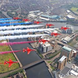 El equipo acrobático de la Royal Air Force, las flechas rojas realizando un vuelo sobre la ciudad de Belfast en Irlanda del Norte, para conmemorar el 75 aniversario. del Día VJ (Victoria sobre Japón). | Foto:Adam Fletcher / MOD / AFP