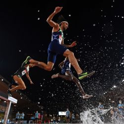 Los atletas compiten en la carrera de obstáculos masculina de 3000 metros durante la Reunión de Atletismo de la Liga Diamante en el Estadio Louis II en Mónaco. | Foto:Matthias Hangst / POOL / AFP