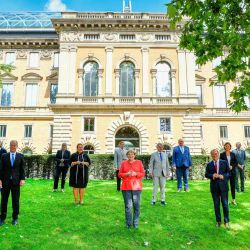 La canciller Angela Merkel, Armin Laschet, el primer ministro de Renania del Norte-Westfalia y los ministros posan para los medios de comunicación cuando llega al antiguo edificio del parlamento Staendehaus antes de una reunión del gabinete de Renania del Norte-Westfalia en Duesseldorf, Alemania occidental. | Foto:SASCHA SCHUERMANN / AFP