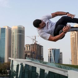 Achref Bejaoui, de 25 años, practica parkour, un deporte que se originó en Francia en la década de 1990, que consiste en sortear obstáculos urbanos con una mezcla vertiginosa de saltos, bóvedas, correr y rodar, en la capital de Qatar, Doha. | Foto:KARIM JAAFAR / AFP