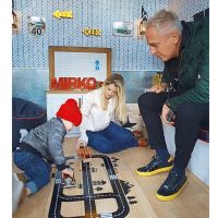 MARLEY AGASAJO A SU HIJO CON SU CASITA PERSONALIZADA