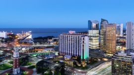 El Sheraton Buenos Aires, que nunca cerró pese a la pandemia, se reinventa ofreciendo espacios individuales para oficinas y hasta un lugar de conciertos para transmitir on line.