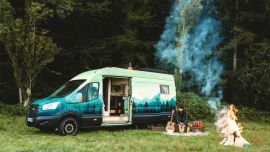 El Rumi se construyó sobre una Ford Transit, que a primera vista resulta bastante discreta, salvo por su hermosa pintura exterior de bosques y montañas.