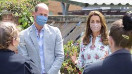 Los duques de Cambridge, la pareja real ideal. Kate marca tendencia aún con su tapabocas.