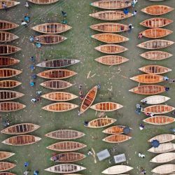 Una vista aérea muestra un mercado tradicional de botes de madera en Manikganj. | Foto:Munir Uz zaman / AFP
