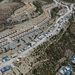 Una imagen aérea muestra un campamento de tiendas de campaña para sirios desplazados internos en el área de Khirbet al-Joz, en el oeste de la provincia noroccidental de Idlib, cerca de la frontera con Turquía. | Foto:OMAR HAJ KADOUR / AFP
