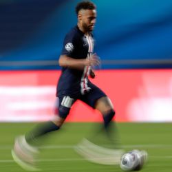 El delantero brasileño del Paris Saint-Germain, Neymar, corre con el balón durante el partido de fútbol de semifinales de la UEFA Champions League entre Leipzig y Paris Saint-Germain en el estadio Luz de Lisboa. | Foto:Manu Fernandez / POOL / AFP