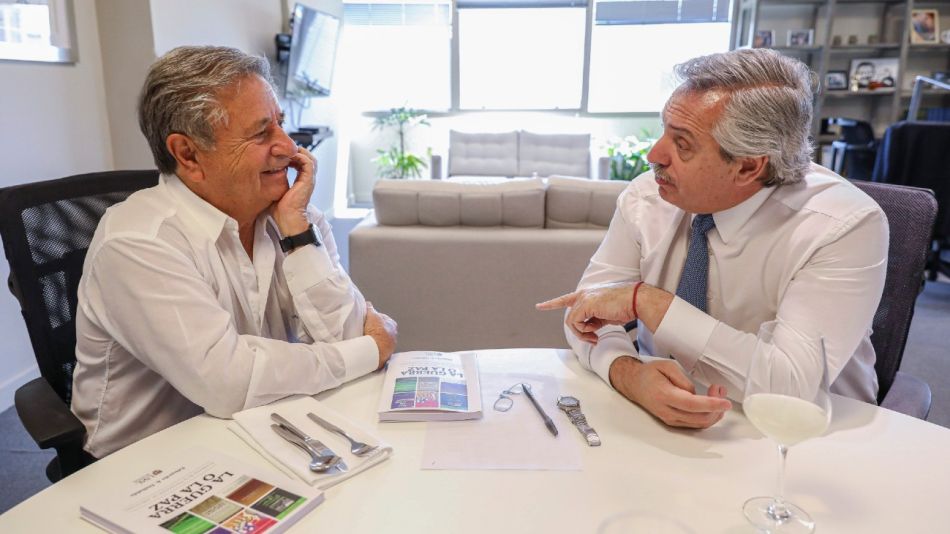 Alberto Fernández, antes de asumir la presidencia, junto a Eduardo Duhalde, en 2019