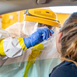 Austria, Ansfelden: un trabajador de la salud con equipo de protección completo toma una muestra de hisopo de una mujer en una estación de prueba de coronavirus (Covid-19) en Ansfelden. | Foto:DPA