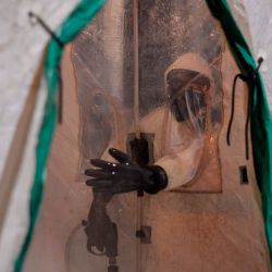 Un soldado de la IV Región Militar de las Fuerzas Armadas de Brasil es visto pasando por un proceso de limpieza después de participar en la limpieza y desinfección del Mercado Municipal en Belo Horizonte, estado de Minas Gerais, Brasil, en medio del Pandemia de coronavirus COVID-19. | Foto:DOUGLAS MAGNO / AFP