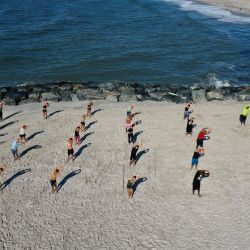 Vista aérea de los miembros del Jetty Fitness Club entrenando con lo que ellos llaman un entrenamiento de  | Foto:Al Bello / Getty Images / AFP