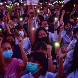 Los estudiantes que protestan levantan los puños durante una manifestación antigubernamental en el Instituto de Tecnología del Rey Mongkut en Bangkok. | Foto:Lillian SUWANRUMPHA / AFP