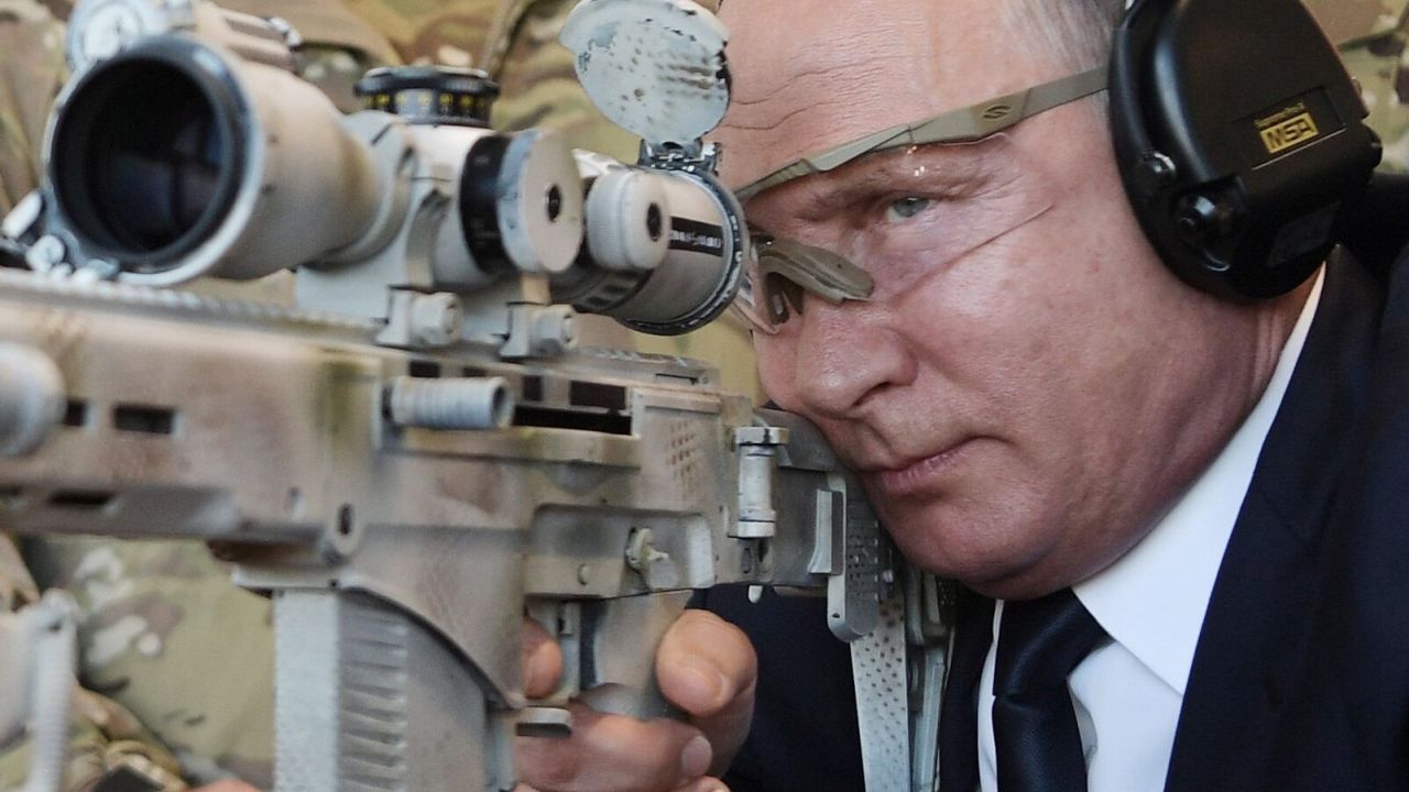 Putin muestra su puntería de francotirador con el rifle Kalashnikov. | Foto:CEDOC