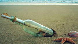 Lila se topó con una particular botella de color marrón y sellada con un corcho.