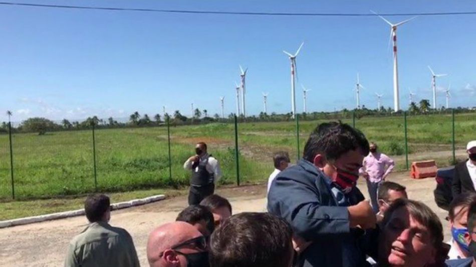 Bolsonaro haciendo upa a una persona con enanismo.