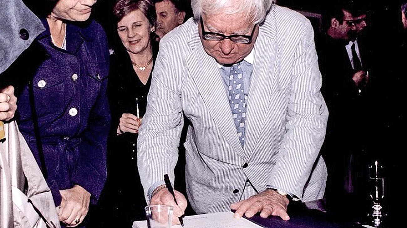 El escritor durante la visita a la Feria del Libro de Buenos Aires en 1997.