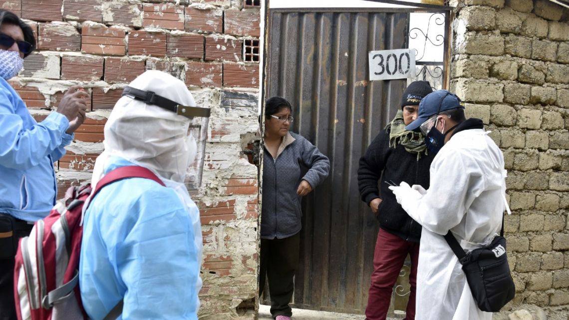 Health workers carry out an epidemiological sweep, visiting house by house in La Paz, on August 21, 2020, in order to detect cases of Covid-19 and be able to treat them in their homes to avoid the collapse of the health system.