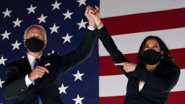 El exvicepresidente y candidato presidencial demócrata Joe Biden (izq.) Y el senador de California y la candidata demócrata a la vicepresidencia Kamala Harris saludan a sus partidarios fuera del Chase Center en Wilmington, Delaware, al concluir la Convención Nacional Demócrata, celebrada virtualmente en medio de la nueva pandemia de coronavirus.