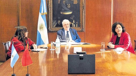 Acuerdo. González García firmó el convenio con Sinopharm.