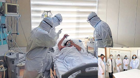 Ensayos. Los médicos apuestan a reducir los síntomas y la cantidad de días de internación de los pacientes con Covid. Las doctoras Maria Marta Piskorz, Andrea Pisarevsky y el resto del equipo que ensaya el tratamiento.