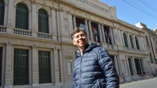 Segunda casa. Marcelo Merlo en el Teatro del Libertador San Martín, donde lleva 35 años cantando en el Coro Polifónico.